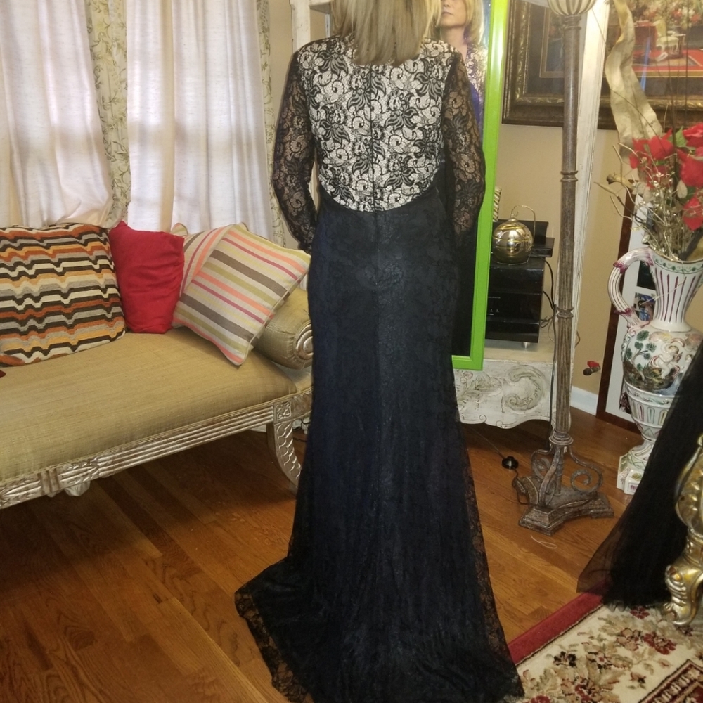 BEAUTIFUL GOWN. NEW WITH TAGS. - Picture 5 of 5